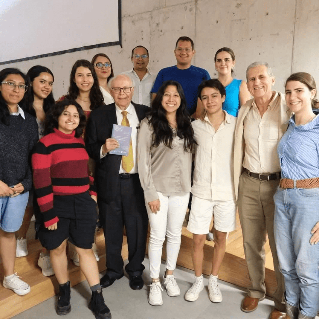 Ex-rector Dr. Narro Robles junto a académicos y estudiantes de la ENES Juriquilla